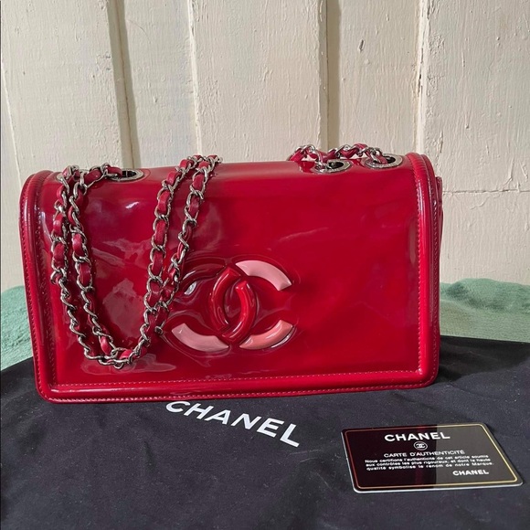 CHANEL Handbags - ⚡️Flash sale⚡️STUNNING GORGEOUS CLASSIC CHANEL FLAP BAG CC LOGO PATENT LEATHER💝